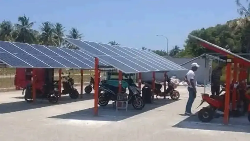 Otra 'solinera' para cargar carros, celulares y la paciencia de los cubanos 2 Otra 'solinera' para cargar carros, celulares y la paciencia de los cubanos