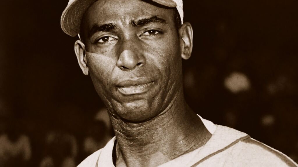 Retrato restaurado del pelotero cubano Martín Dihigo con uniforme de béisbol