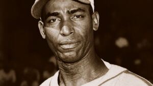Retrato restaurado del pelotero cubano Martín Dihigo con uniforme de béisbol