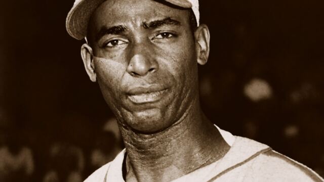 Retrato restaurado del pelotero cubano Martín Dihigo con uniforme de béisbol