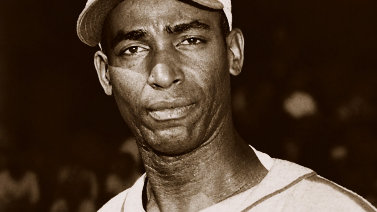 Retrato restaurado del pelotero cubano Martín Dihigo con uniforme de béisbol