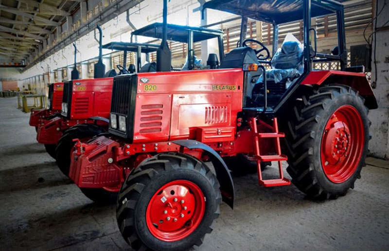 Holmeca ensambla 24 tractores Belarus en Holguín en medio del desastre agrícola cubano