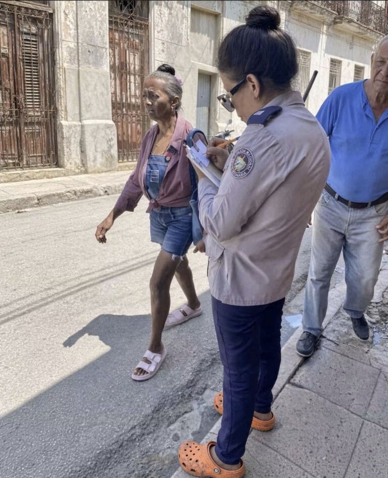 La policía de los Crocs: otra postal de la Cuba en ruinas 1 La policía de los Crocs: otra postal de la Cuba en ruinas