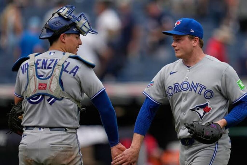Blue Jays le gana la serie a Guardians y se pone en la pelea del tercer comodín de la LA 3 En la foto, Blue Jays celebran triunfo ante Cleveland