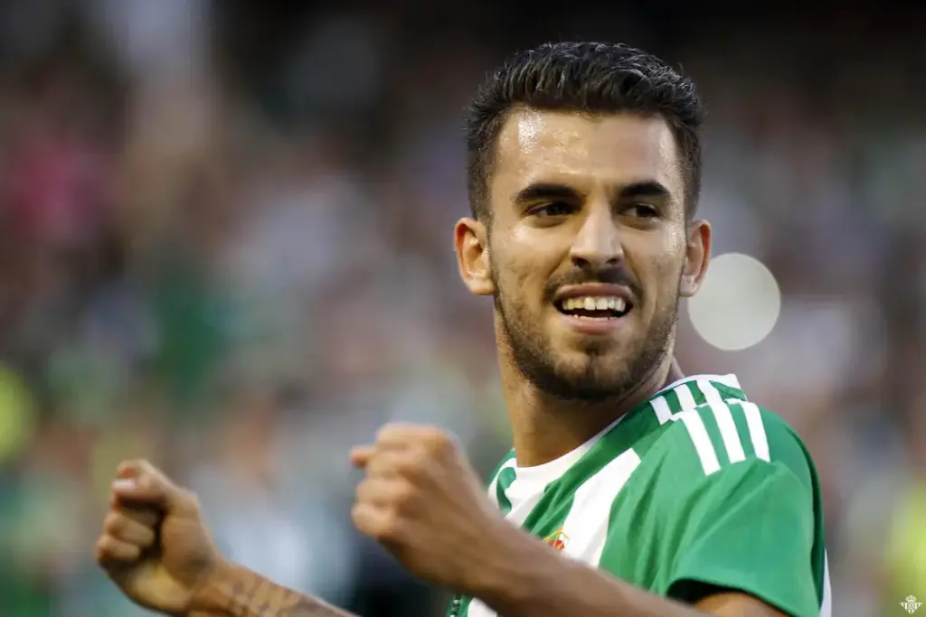 En la foto, Ceballos regresa al Betis nueve años después con un contrato de tres temporadas