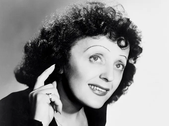Edith Piaf: Biografía de El Gorrión de París 3 En la foto, Edith Piaf