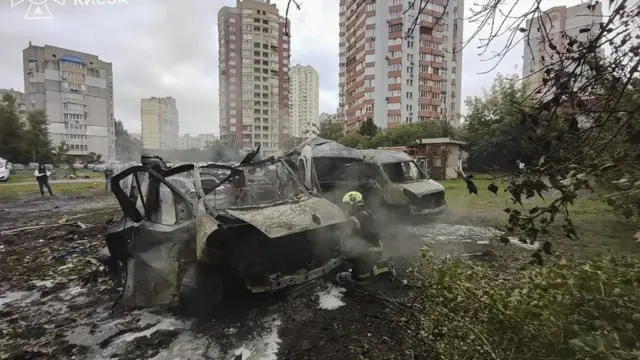 En la foto, Daños tras un ataque ruso esta pasada noche contra una zona residencial de Kiev