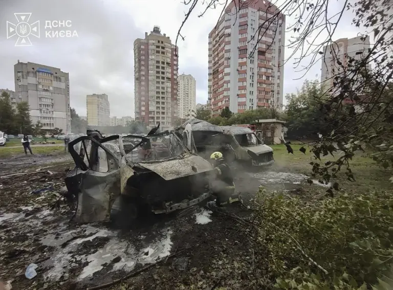 En la foto, Daños tras un ataque ruso esta pasada noche contra una zona residencial de Kiev
