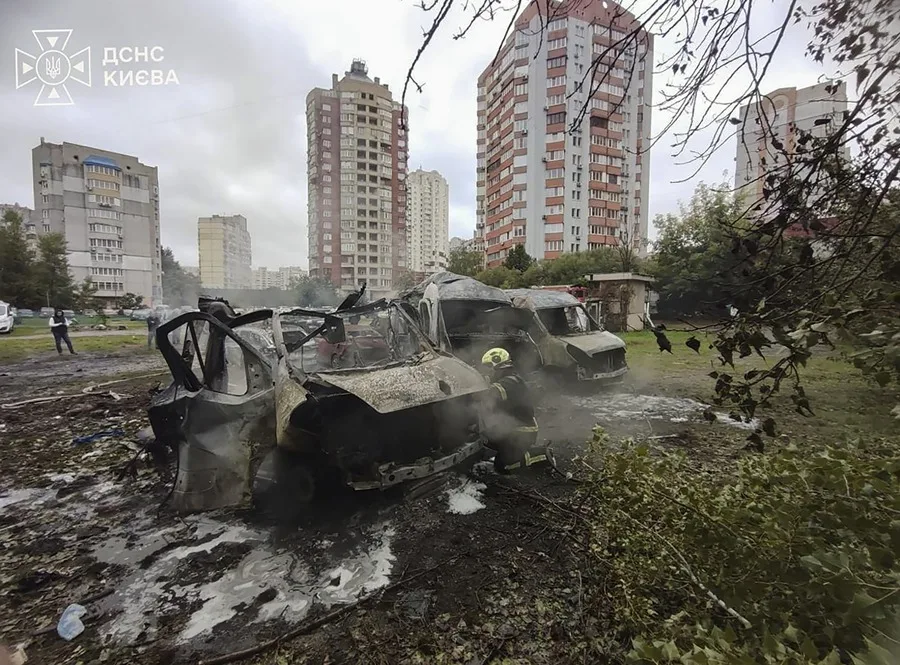 En la foto, Daños tras un ataque ruso esta pasada noche contra una zona residencial de Kiev