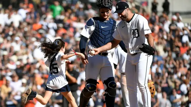 En la foto, Justin Verlander se despide del béisbol