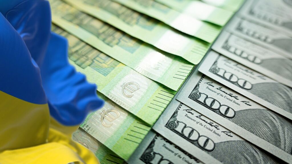 En la foto, una bandera ucraniana, euros y dólares