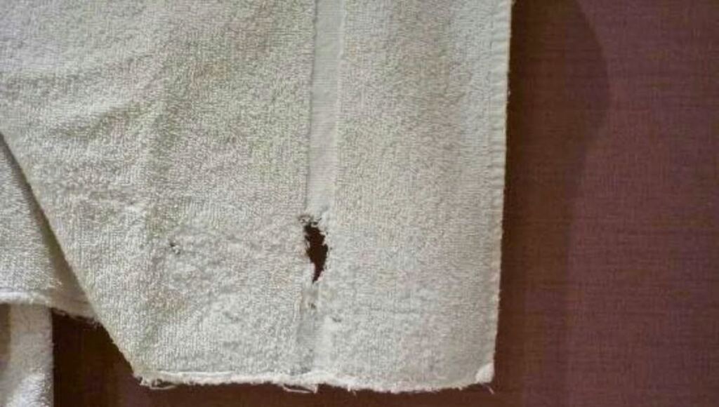 En la foto, una toalla rota