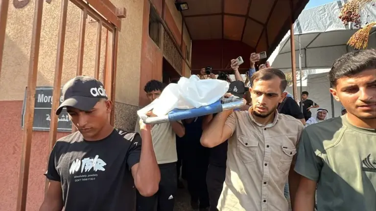 Tropas israelíes matan a tiros a un niño de 11 años en el sur de la Franja de Gaza 1 En la foto, Funeral en el Hospital Naser de Jan Yunis (sur) del niño Obaida Osama Al Sheij Eid de 11 años, que murió este miércoles por heridas de disparos del Ejército israelí