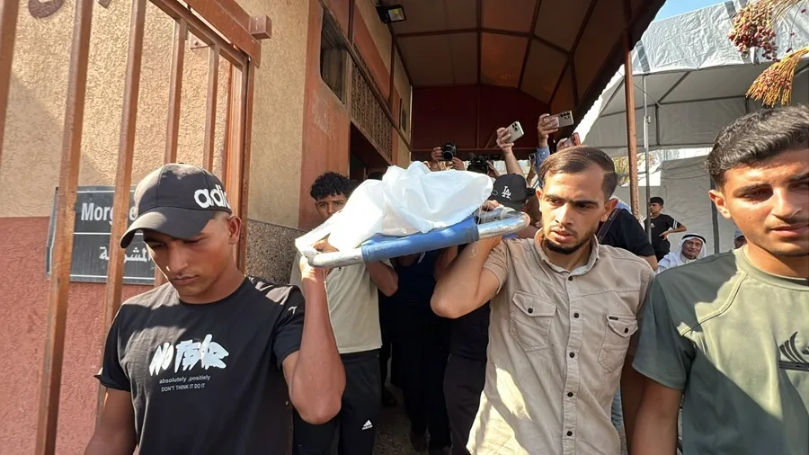 En la foto, Funeral en el Hospital Naser de Jan Yunis (sur) del niño Obaida Osama Al Sheij Eid de 11 años, que murió este miércoles por heridas de disparos del Ejército israelí