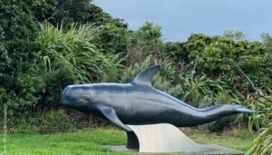 En la foto, una estatua de Pelorus Jack