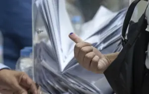 En la foto, Una mujer tiene el dedo marcado con tinta tras emitir su voto en un colegio electoral de Rabat (Marruecos)