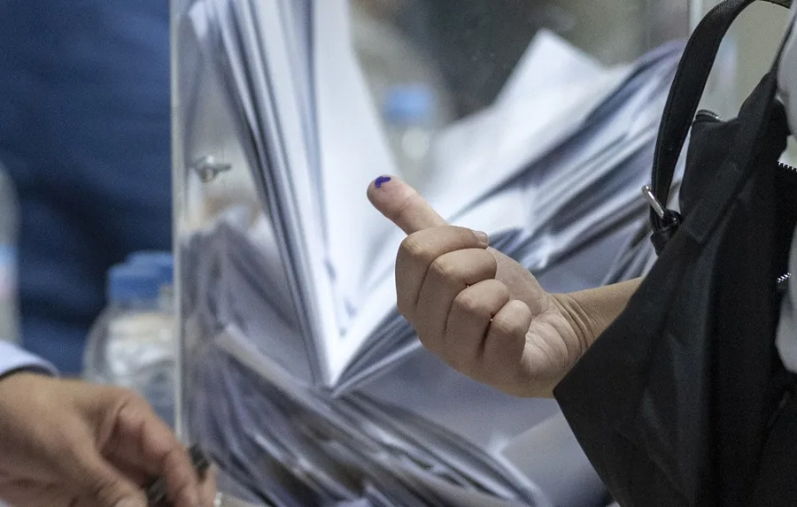 En la foto, Una mujer tiene el dedo marcado con tinta tras emitir su voto en un colegio electoral de Rabat (Marruecos)