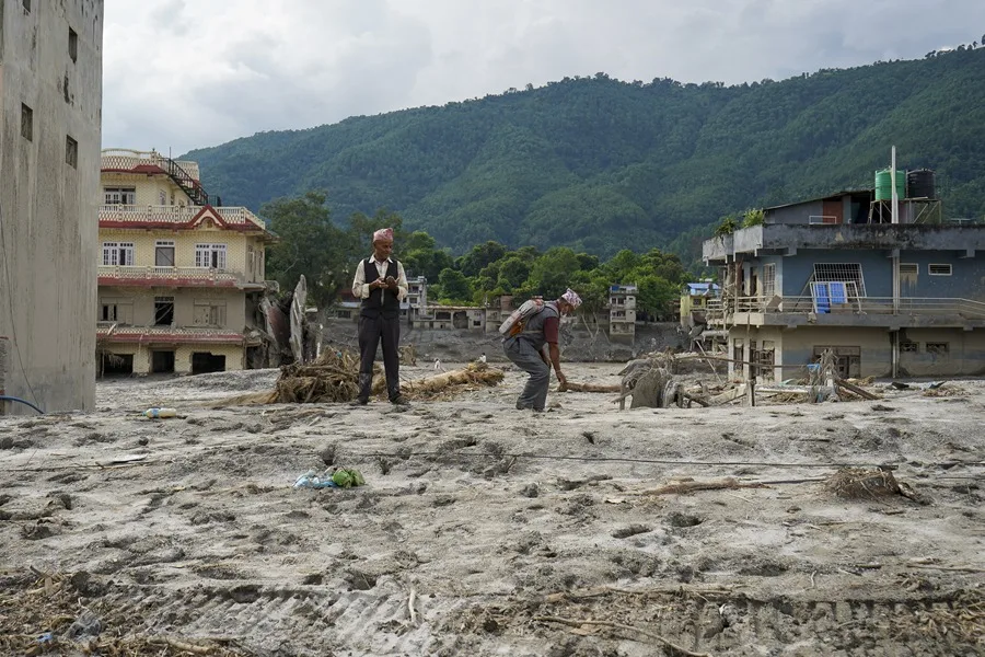 Nepal aumenta a 1.127 los muertos y a casi 4.900 los desaparecidos tras la riada 2 En la foto, Imagen de archivo de la riada que sepultó secciones enteras de esta aldea del centro de Nepal bajo metros de lodo, piedras y escombros
