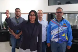 En la foto, la presidenta encargada de Venezuela, Delcy Rodríguez llega a Caracas