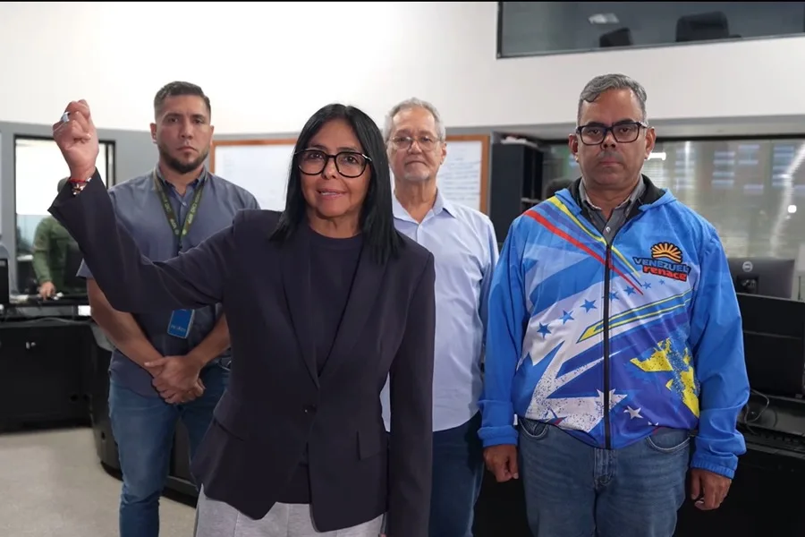 En la foto, la presidenta encargada de Venezuela, Delcy Rodríguez llega a Caracas