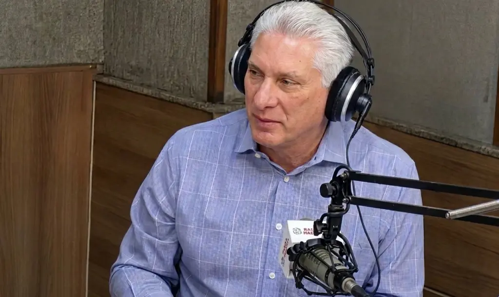 En la foto, Díaz-Canel en su nuevo programa de radio