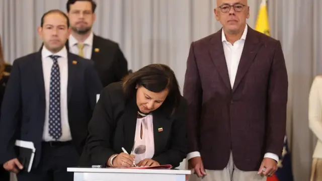 En la foto, La jefa de la delegación opositora, Dinorah Figuera (c), firma un documento junto al presidente de la Asamblea Nacional (AN) de Venezuela, Jorge Rodríguez (d), este viernes, en Caracas (Venezuela)