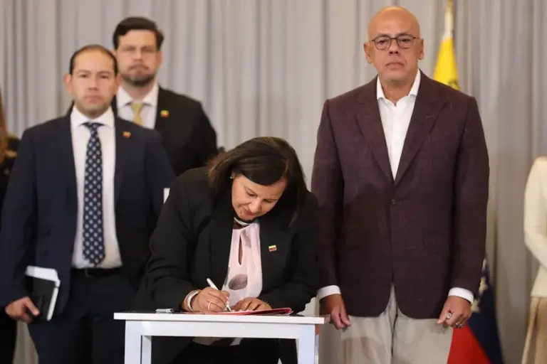 En la foto, La jefa de la delegación opositora, Dinorah Figuera (c), firma un documento junto al presidente de la Asamblea Nacional (AN) de Venezuela, Jorge Rodríguez (d), este viernes, en Caracas (Venezuela)