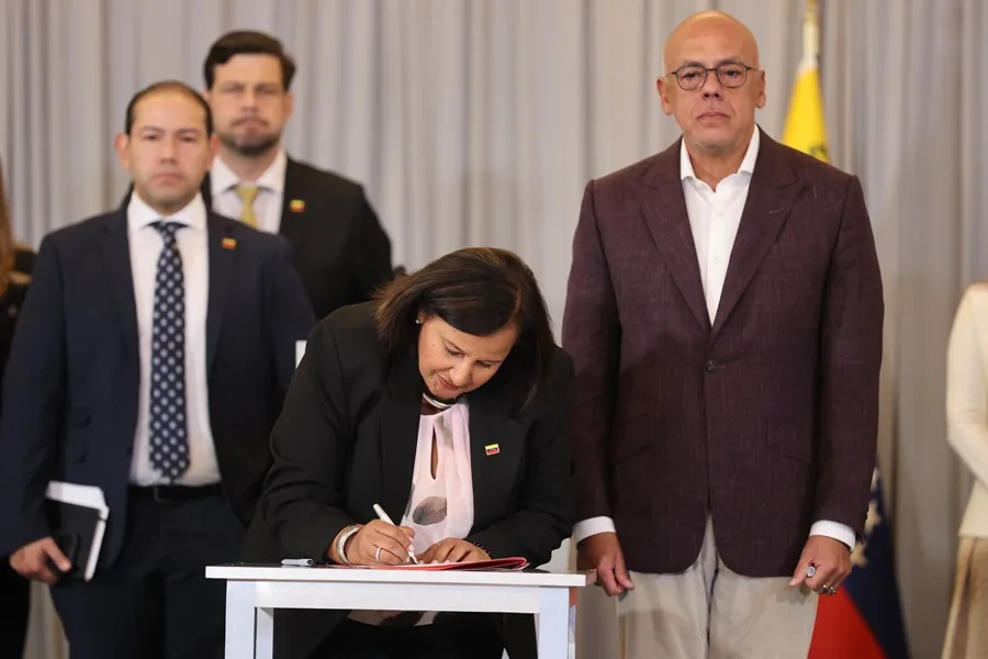El chavismo y la oposición acuerdan ampliar el desbloqueo de webs y un comité para evaluar los candidatos al Supremo 2 En la foto, La jefa de la delegación opositora, Dinorah Figuera (c), firma un documento junto al presidente de la Asamblea Nacional (AN) de Venezuela, Jorge Rodríguez (d), este viernes, en Caracas (Venezuela)