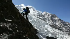 En la foto, un escalador en la cordillera del Himalaya