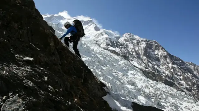 En la foto, un escalador en la cordillera del Himalaya