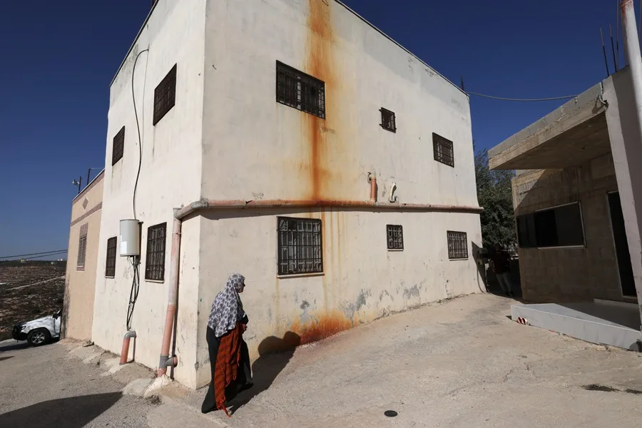 En la foto, Una mujer palestina caminaba frente a su casa en la aldea de Jalud, en Cisjordania, el pasado16 de septiembre