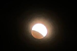 En la foto, un eclipse de Luna