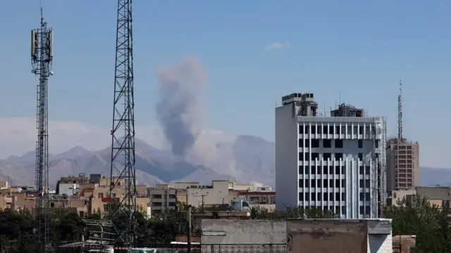 Irán informa de 18 muertos y sube a 142 los heridos por los ataques de Estados Unidos 1 En la foto, una columna de humo tras un ataque aéreo estadounidense, en Teherán