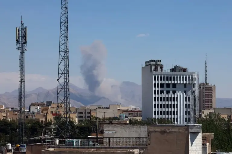 En la foto, una columna de humo tras un ataque aéreo estadounidense, en Teherán