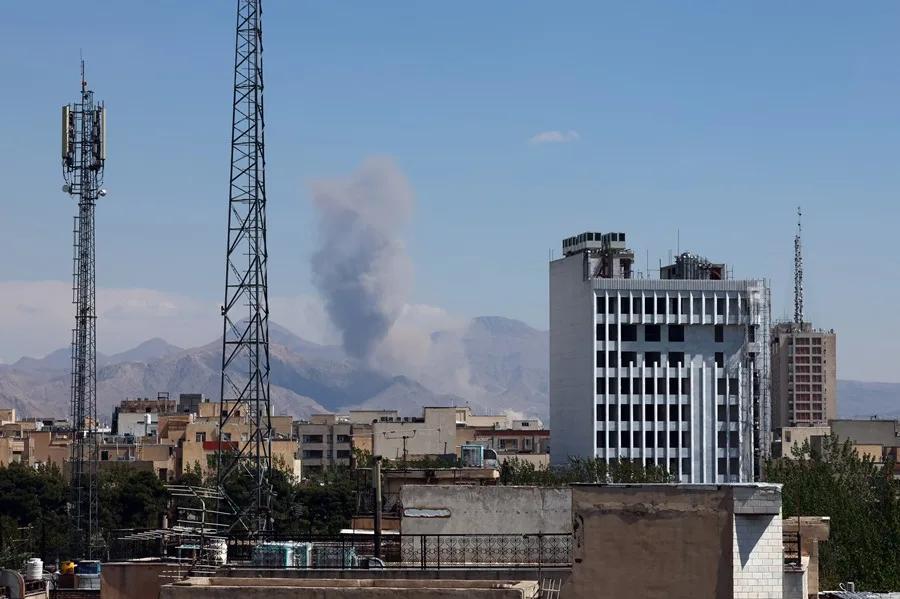 En la foto, una columna de humo tras un ataque aéreo estadounidense, en Teherán