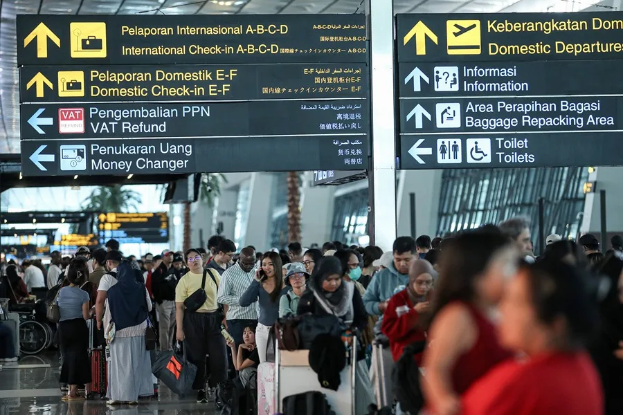 La erupción del volcán Anak Krakatoa obliga a cerrar seis aeropuertos de Indonesia 4 En la foto, Pasajeros se reúnen en la zona de facturación tras la cancelación de vuelos en el Aeropuerto Internacional Soekarno-Hatta, en Tangerang