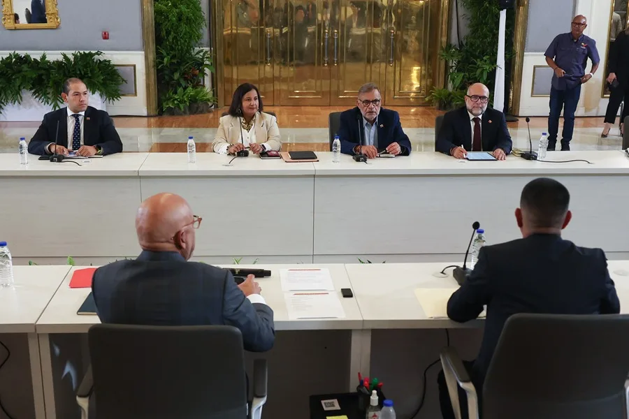 El chavismo y la oposición abren segunda etapa del diálogo para la transición en Venezuela 4 En la foto, el chavismo y la oposición inician negociaciones con una agenda que prevé avanzar en asuntos judiciales e incorporar las garantías civiles y políticas y la libertad de expresión, este jueves en Caracas (Venezuela)