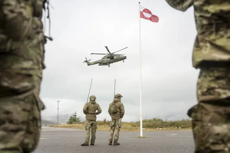 En la foto, El helicóptero de rescate EH101 Merlin de la Fuerza Aérea aterriza tras un ejercicio en Narsarsuaq, Groenlandia, el 9 de septiembre de 2026