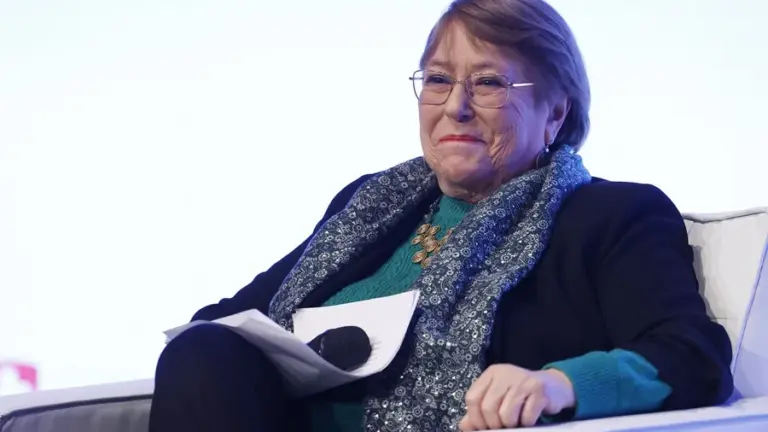 En la foto, la expresidenta de Chile Michelle Bachelet durante un evento, en Santiago