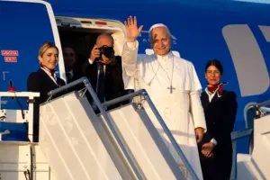 En la foto, El Papa León XIV antes de emprender su viaje a Francia en el Aeropuerto Internacional de Roma-Fiumicino Leonardo da Vinci.