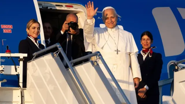 En la foto, El Papa León XIV antes de emprender su viaje a Francia en el Aeropuerto Internacional de Roma-Fiumicino Leonardo da Vinci.