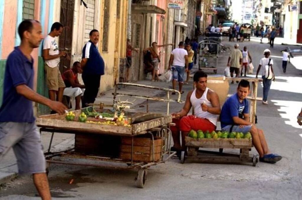 El miedo como sanción más eficaz 3 En la foto, vendedores ambulantes en La Habana
