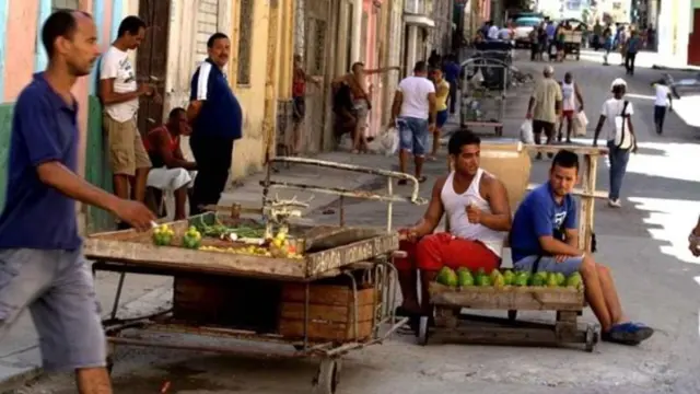 En la foto, vendedores ambulantes en La Habana