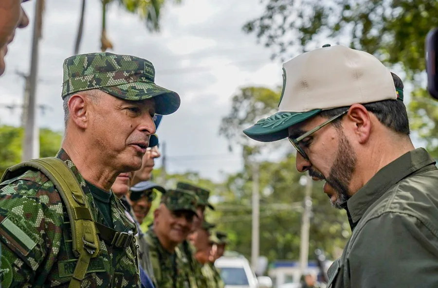 Detienen a un francotirador del ELN por planificar un atentado contra De la Espriella 7 En la foto, Abelardo De la Espriella (d) y el comandante general de las fuerzas militares de Colombia, Erick Rodríguez Aparicio