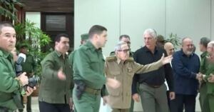 En la foto, la reaparición de Raúl Castro