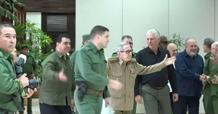 El Cangrejo y la transición dinástica 2 En la foto, El Cangrejo, Raúl Castro y Díaz-Canel