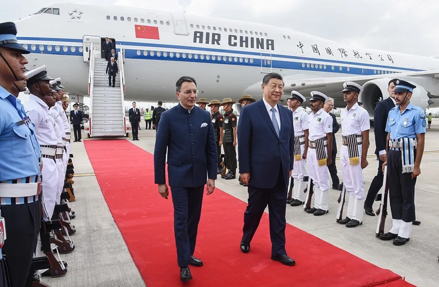 En la foto, Xi Jinping (cd), a su llegada a la 18.ª Cumbre de Líderes de los BRICS en Nueva Delhi
