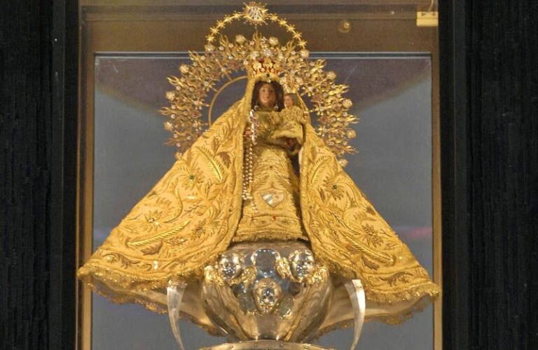 SOS, Madre 1 En la foto, la Virgen de la Caridad del Cobre