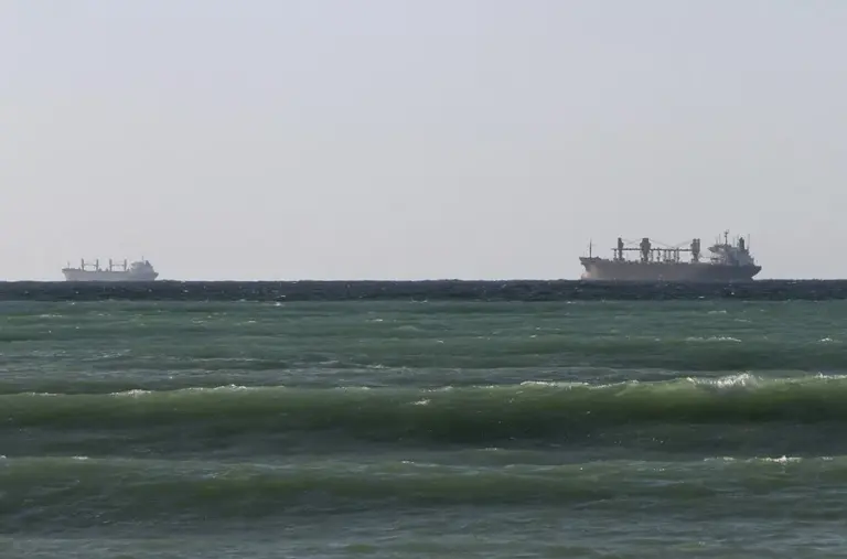 En la foto, un barco petrolero en el estrecho de Ormuz