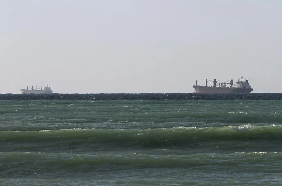 En la foto, un barco petrolero en el estrecho de Ormuz